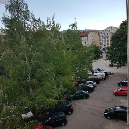 Lovely With Free Parking! *